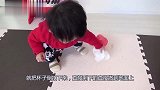 2岁宝宝打翻果汁很内疚，就拿小手不停去擦，你确定这管用吗