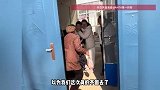 一家三口跨越2300公里回老家，老人高兴得手舞足蹈，“在外再怎么辛苦这一刻也值了”
