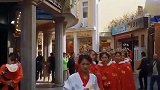 偶遇佳娜小姐姐出席活动，这么冷的天，佳娜真是好辛苦！