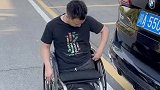 身残志坚的无腿小伙正常行走，却比正常人还要坚强，网友佩服！