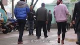 终于老奶奶的求助，得到了路人的回应，真是太棒了！