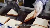 大妈街头卖“简易”汉堡，鸡蛋火腿芝士各一把，比肯德基还香