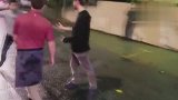 老司机的极限-20190226-美国男大学生联谊会成员挑衅亚裔男子 结果被对方一拳打懵！