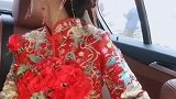 最近这位新娘火了，婚车都已经开走很久了，还依依不舍的往回看