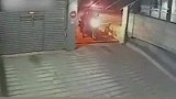 小车被车库门的,假动作,给迷惑了