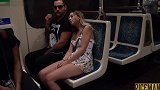 妹子地铁靠路人肩膀假装睡觉，路人一个举动妹子笑场了