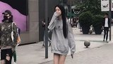 面对镜头小姐姐害羞了，这表情太可爱了