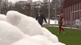 不冷嘛？积雪未融 罗本顶着光头开始训练