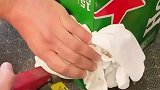 男子用灭火器狂喷啤酒，不到10秒纸箱上全是寒霜