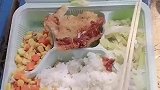 男孩看见中午的饭菜，直接吐槽这是人吃的吗