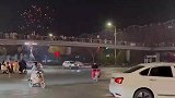 男子在路上放烟花，还开着小车在兜风，网友：太过分了吧