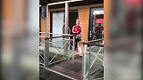放眼望去满屏的大长腿！德国女足出发集训 小姐姐的美腿吸睛