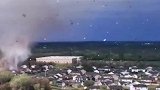 无人机拍摄龙卷风摧毁房子