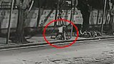 深圳一光膀男当街暴打前女友 路人劝阻被推向马路中央