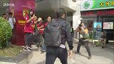 中超-权健全队抵达天体 卡帅人气爆棚球迷高呼其名-花絮