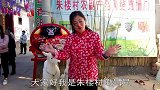 “大衣哥”朱之文牡丹园里抱婴儿，网友：想抱孙子了