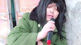 流浪乞丐翻唱《我的情深你若懂》，歌声感人，送给天下有情人！