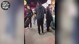 把音响偷偷放男友身上，音乐播出的那一刻，路人都惊呆了