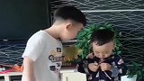 兄弟俩心真大，都罚站了还内讧，接下来两人的对话，太搞笑了