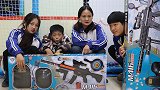 童年：我和小伙伴逛超市，还不忘给表弟买个吃鸡玩具，表弟真开心