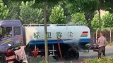 老大爷,老伴，我跟你说今天我跟水管打了一架，你信么？老伴,滚
