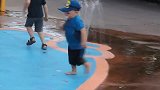 熊孩子对着喷水池一通猛踩，结果惨了吧？