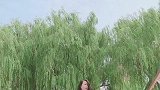 当大妈穿上紧身裙跟黑丝，走路如同走t台，魅力不比模特差