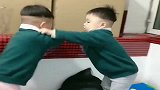 双胞胎兄弟，一言不合就下狠手，爸爸劝架都没用！