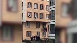 2岁男童3楼窗户坠落 众人用床单接住
