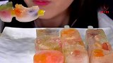 美女吃雪碧果冻冰，和现在的季节很配哦