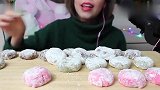 靓女品尝日式麻薯，黏了吧唧味道还不错