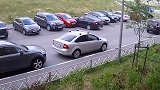 “高手”光顾停车场，监控拍下精彩的瞬间！