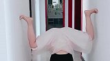 美女过道里表演绝活，倒立金蟾，娶这样的日后就幸福了