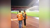 盘外招？重庆主场赛前大量洒水 皮球难正常滚动