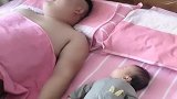 爸爸学宝宝哭，没想到宝宝被吓傻了，看完差点笑岔气！