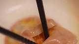薄薄的皮包裹着满满的肉和蟹黄，一啖下去，真的太满足了！！！