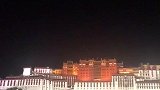 入夜的拉萨灯光璀璨，夜色笼罩下的布达拉宫，简直美爆了！