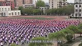美国外教到中国，经过操场时瞬间迷茫：你们管这叫课间操？