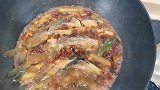 野生鲶鱼怎样做好吃？大厨做红烧鲶鱼，材料全味道好，家乡的味道