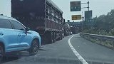 ETC那边畅通无阻，人工这边排那么长的队