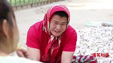 喜剧：老三被套路，卡到树上下不去了，结果老二还在一旁看笑话