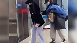 迪丽热巴走着走着鞋掉了 美女掉鞋怎么会这么可爱！哈哈哈哈迪丽热巴