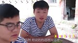 同学们给学习桌贴桌布，没想大锤给田田画了个大乌龟，真调皮