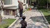 一老一小的画面太过温馨，爷爷带着孙子打扫卫生