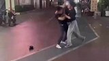 两男子在路边大打出手