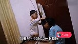 相差十岁姐姐帮二宝穿裤子，二宝小嘴可甜，不忘赞美姐姐漂亮，哈