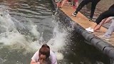 网红桥上小姐姐被晃得东倒西歪，结果不幸落水，笑得我肚子疼！