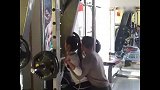 妹子在健身房遇到这种情况吗 教练替身指导健身