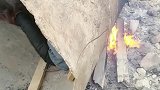 工人取暖不易，只能“铁板烧活人”，看着就危险！