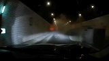 隧道，司机在隧道内行驶，一巨型钢管从天而降